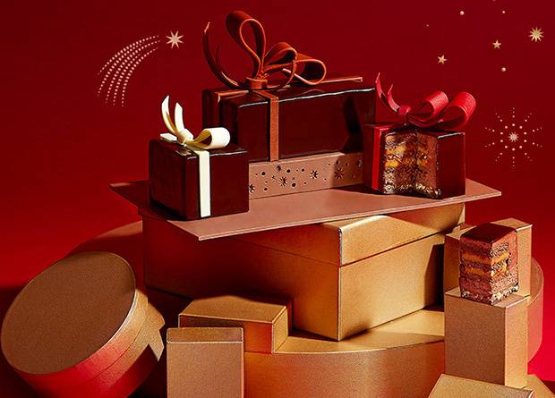 Chiếc hộp socola Giáng Sinh ấm áp và thơm ngon từ La Maison du Chocolat sẽ là món quà tuyệt vời dành cho những người thân yêu và bạn bè của bạn. Thưởng thức những hình ảnh đẹp mắt về những chiếc bánh socola tinh tế và đắm chìm trong hương vị ngọt ngào của socola đặc biệt này.