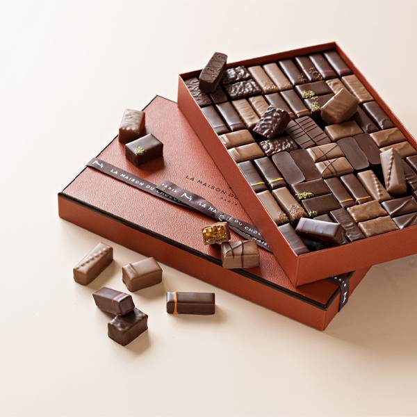 Coffret maison iconique de La Maison du Chocolat, chocolats noirs et lait pralinés et ganaches 